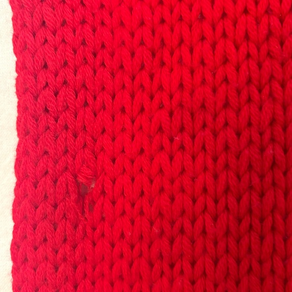Canada Goose Red Chunky Knit scarf.  Some pulling and small hole. See pics. - Picture 5 of 10